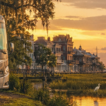 Wohnmobil am Flussufer bei Sonnenuntergang mit Alligator und Reiher