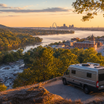 Blick auf den Mississippi bei Sonnenuntergang mit der Skyline von St. Louis und einem Wohnmobil im Vordergrund